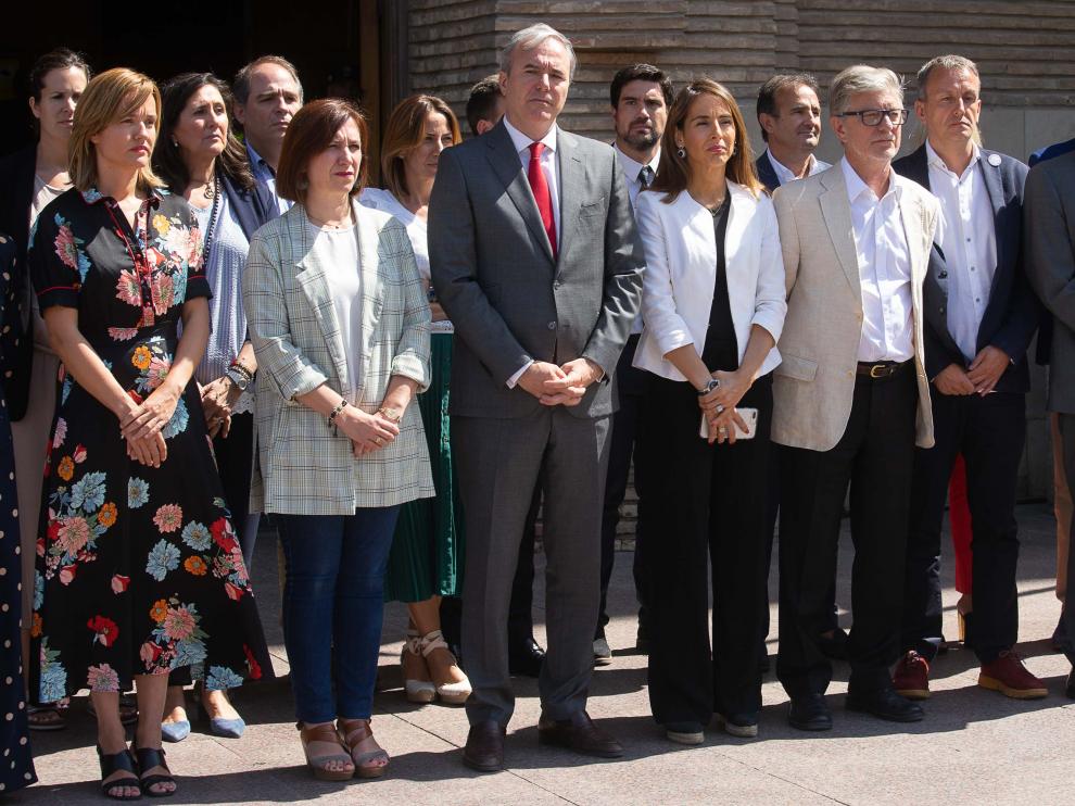 Minuto de silencio en el Ayuntamiento de Zaragoza.