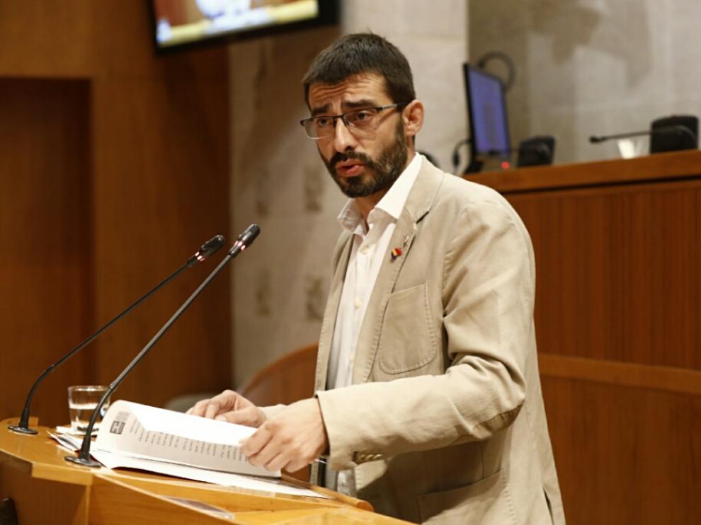 Invervención de Alvaro Sanz (IU) en las Cortes en el debate de investidura de Lambán.