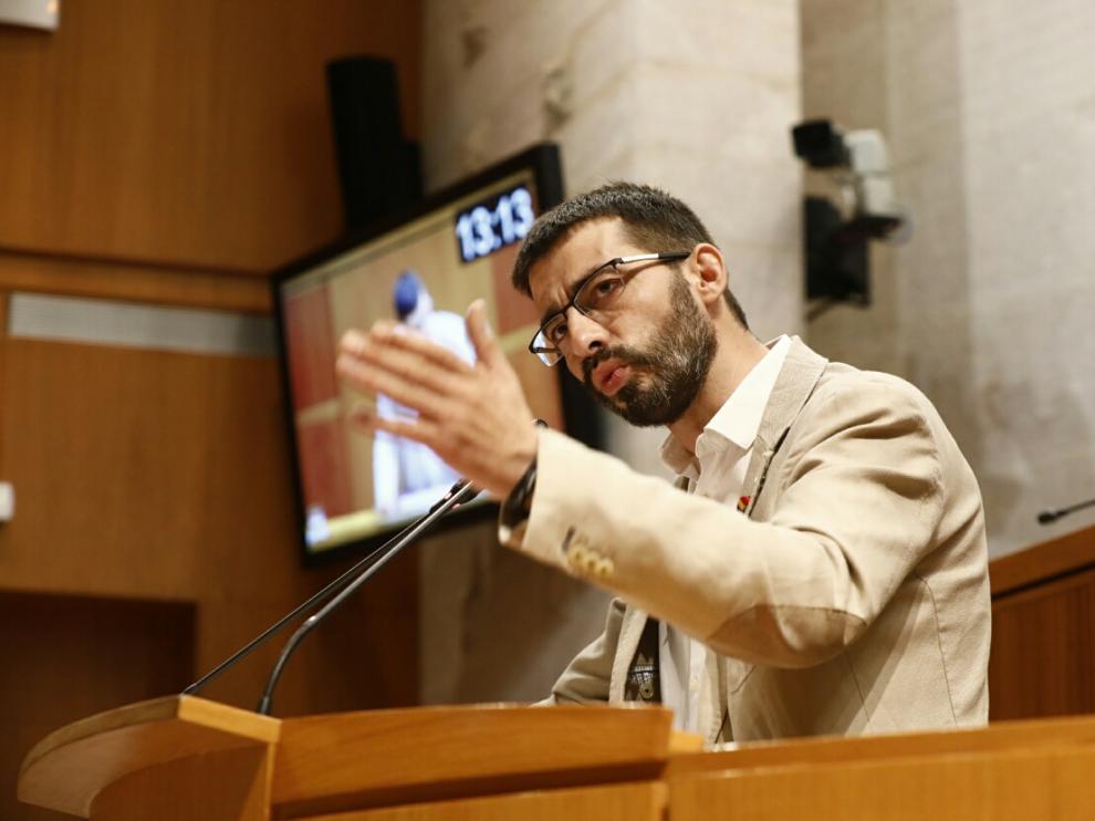 Invervención de Alvaro Sanz (IU) en las Cortes en el debate de investidura de Lambán.
