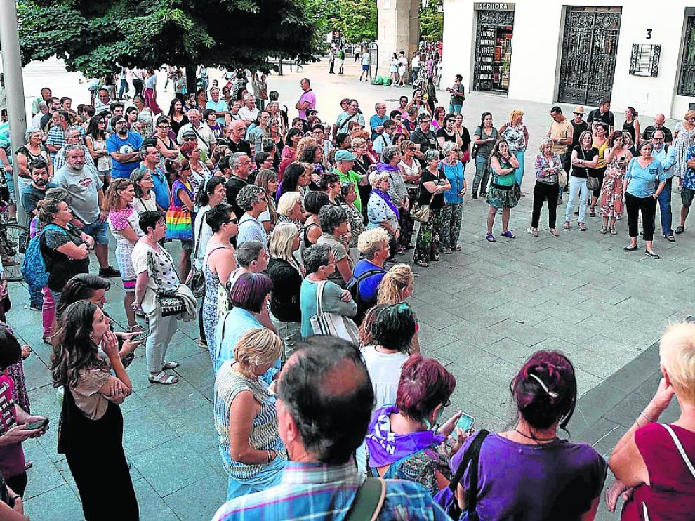 Un momento de la concentración de repulsa celebrada este martes en la plaza de España de Zaragoza.
