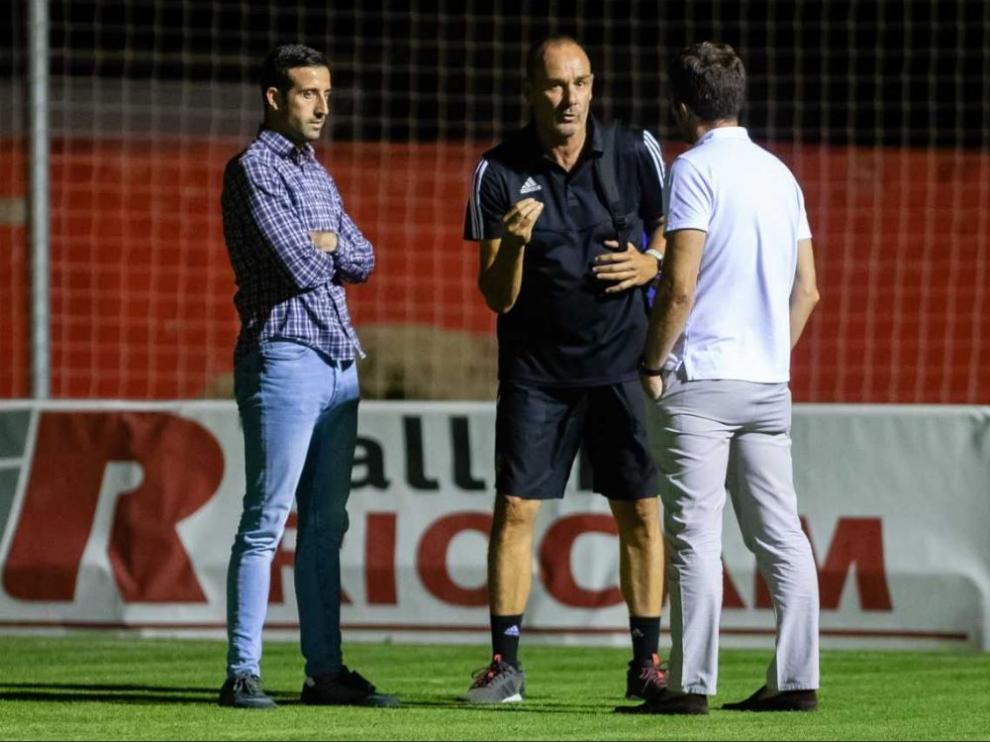 Cerca de las 22.45 de la noche de este miércoles, Víctor Fernández, en el centro, habla con tono serio con Lalo Arantegui (de espaldas) y José Mari Barba, los miembros del área deportiva del Real Zaragoza.