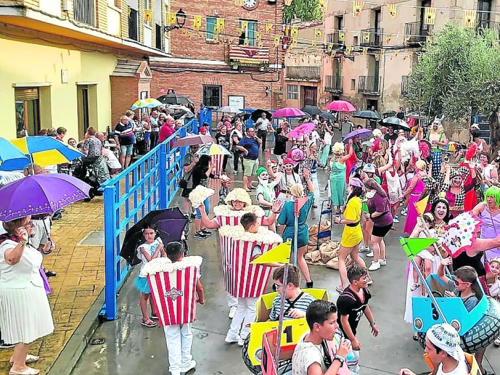 Los vecinos asistieron a la concentración de disfraces a pesar de la lluvia.