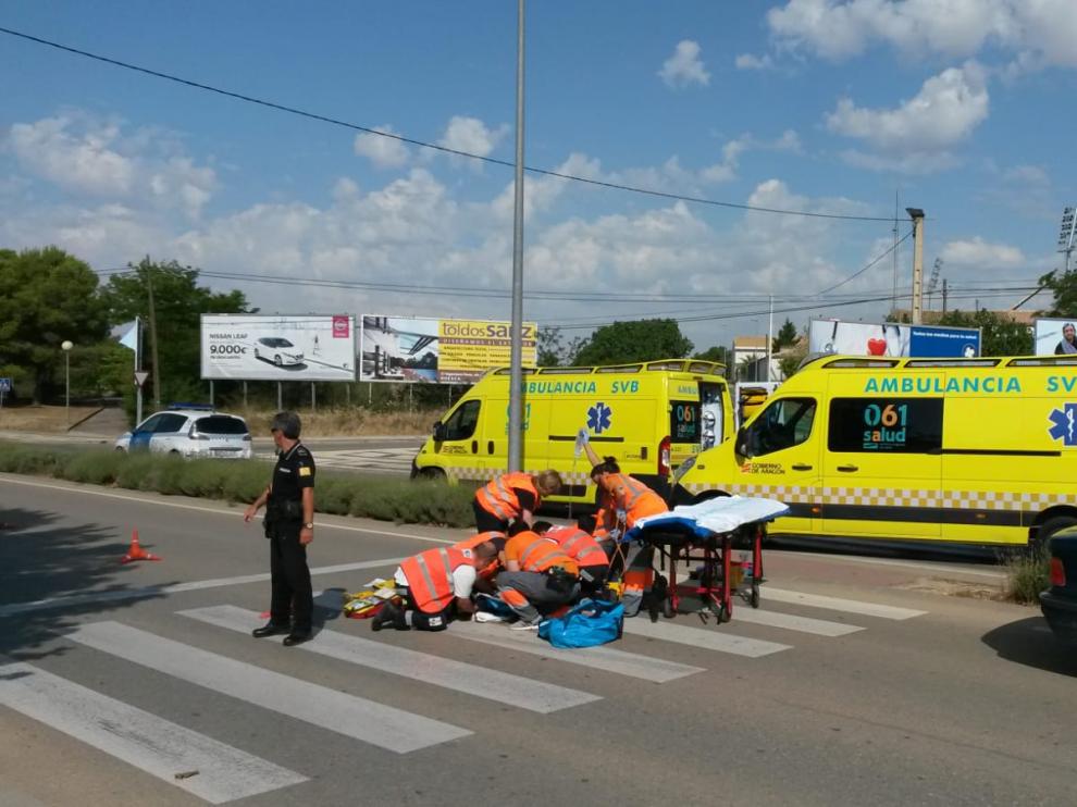 Los servicios de emergencia atienden a la mujer en el lugar del suceso