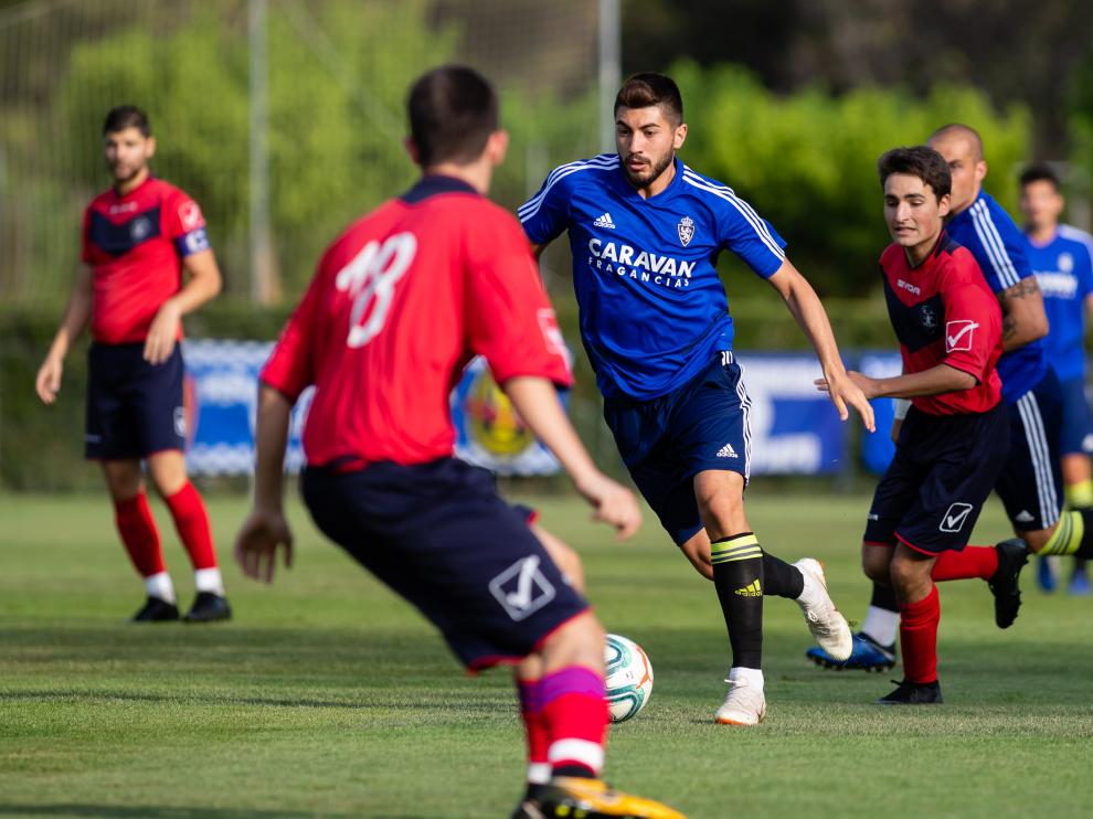 Papu rodeado por los jugadores del Boltaña en el partido de pretemporada.