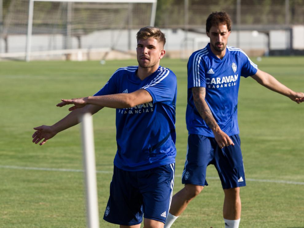 Los centrocampistas Raúl Guti e Íñigo Eguaras se ejercitan en la sesión de ayer en la Ciudad Deportiva.