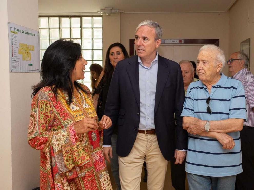 El alcalde, Jorge Azcón, este viernes durante su visita al centro de convivencia de La Jota.