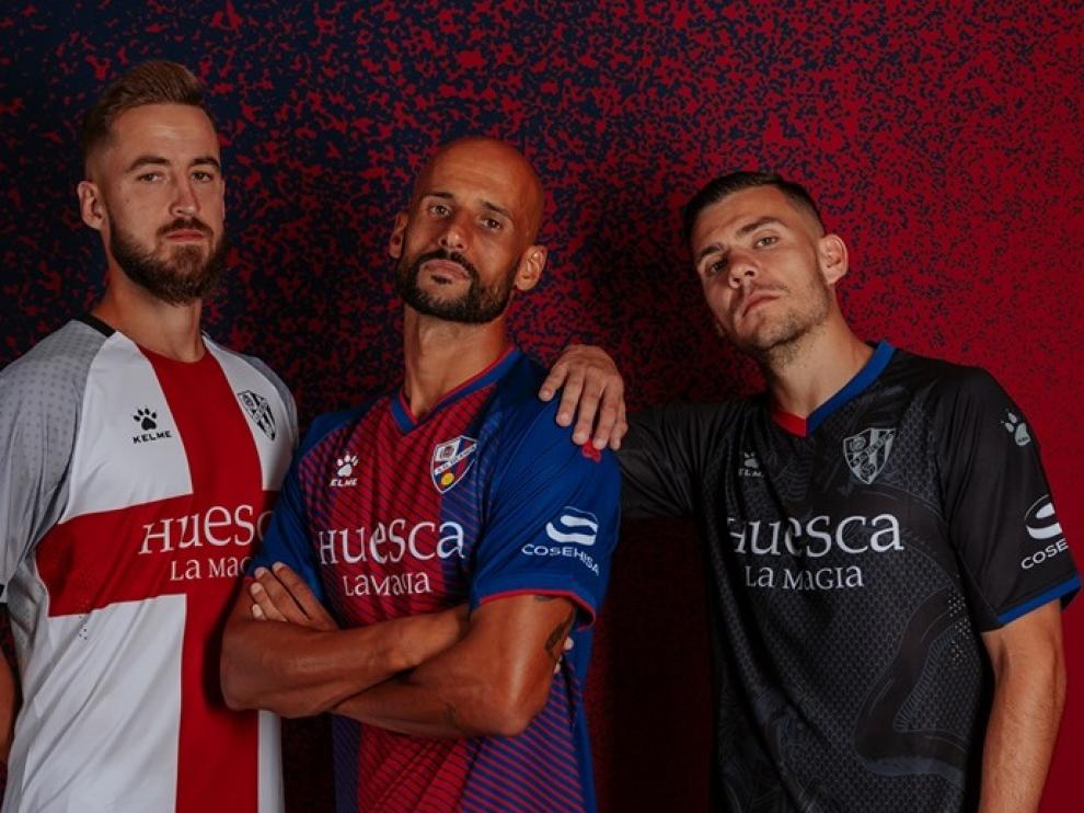 Jorge Pulido, Mikel Rico y Álex Gallar, con las nuevas camisetas de la SD Huesca.