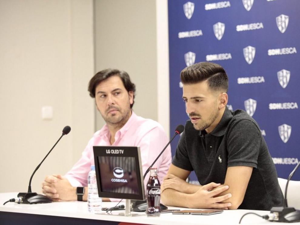 Juan Carlos Real, junto al director deportivo Rubén García, en su presentación.