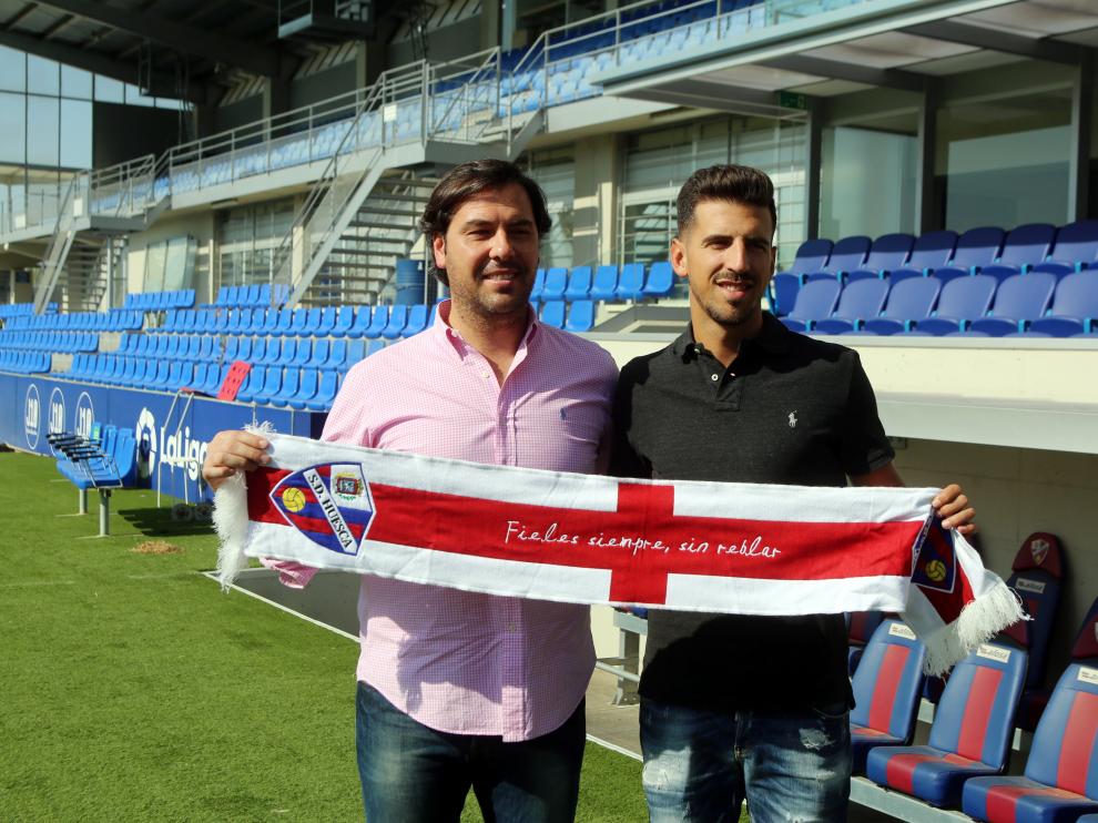 El director deportivo de la SD Huesca, Rubén García, junto a Juan Carlos Real, en la presentación del jugador.