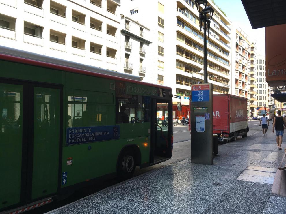 Una parada de bus “disfuncional” en pleno Coso zaragozano.
