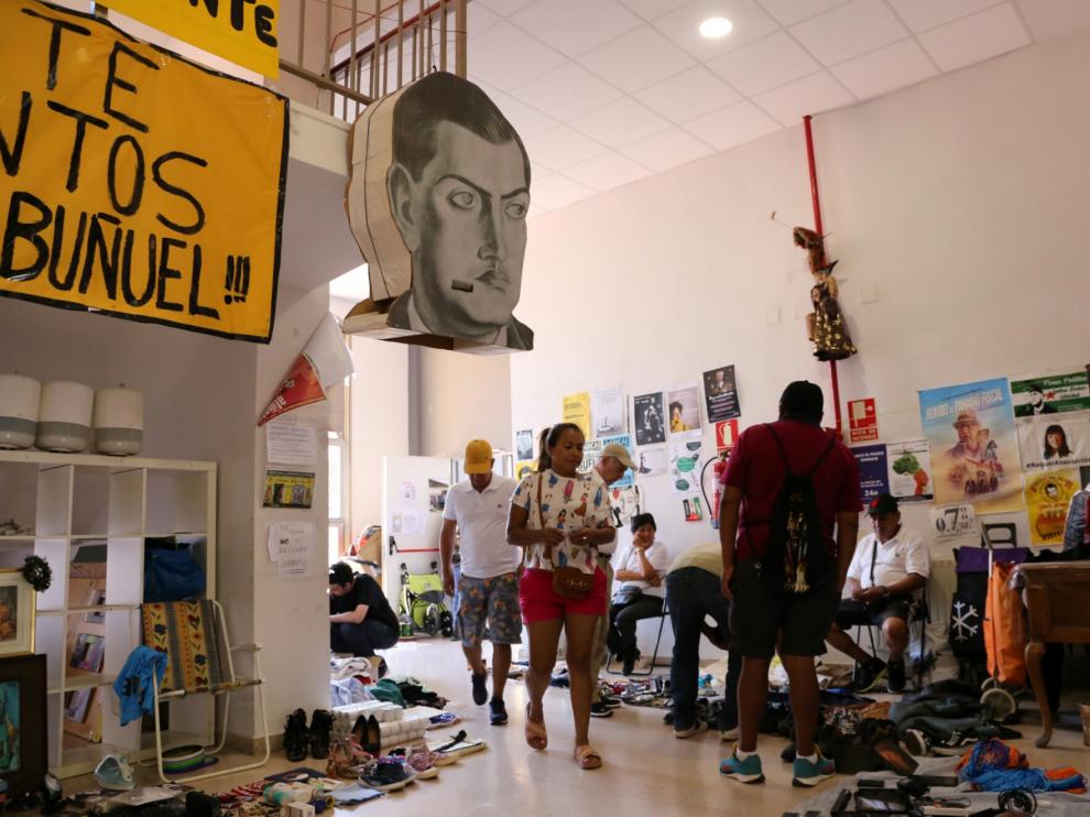 Mercadillo en el centro social Luis Buñuel