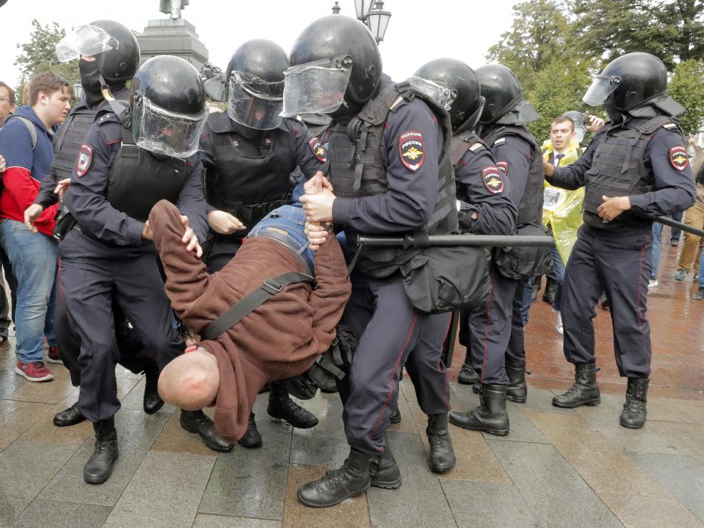 Decenas de manifestantes detenidos en una nueva protesta no autorizada en Moscú.
