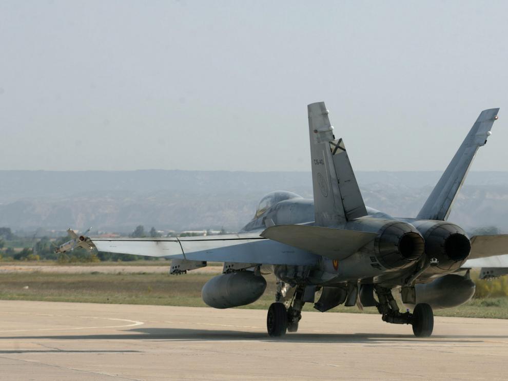 Un cazabombardero F-18 del Ala 15 de la Base Aérea de Zaragoza se salió anoche de la pista en un vuelo nocturno por un fallo en el tren de aterrizaje.