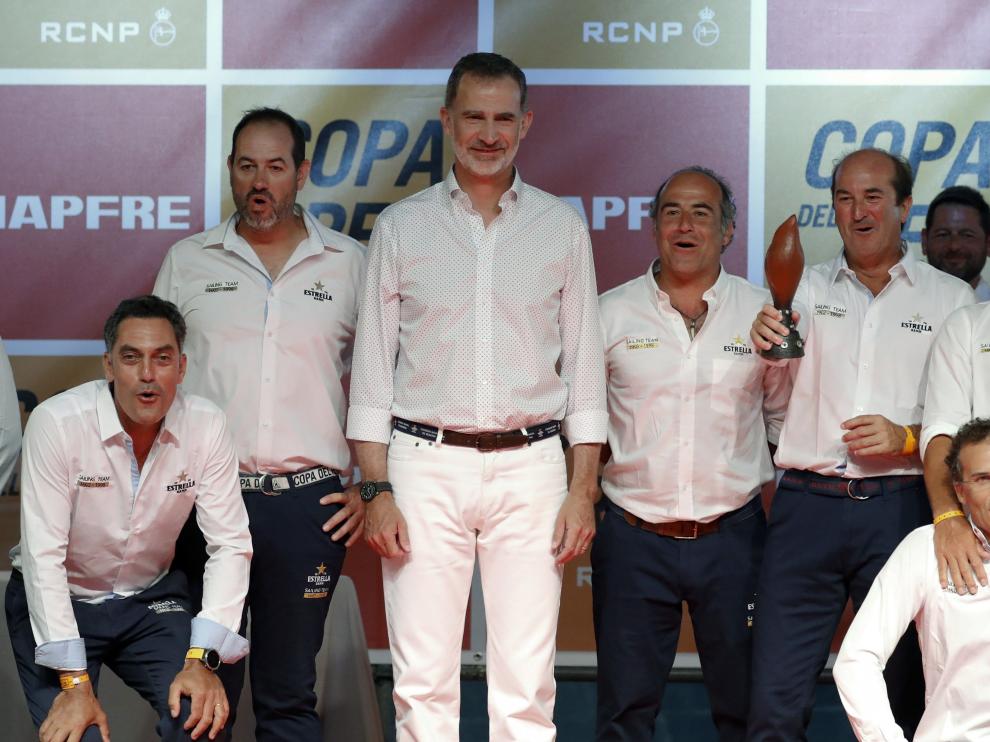 Felipe VI posa con la tripulación del Estrella Damm durante la entrega de premios de la 38ª Copa del Rey Mapfre de vela.