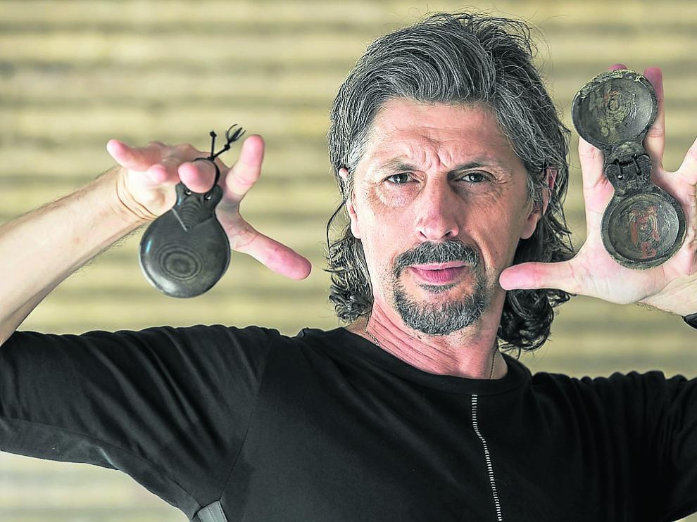 Berna empuña las castañuelas de tela prensada con que empezó a danzar por el mundo.