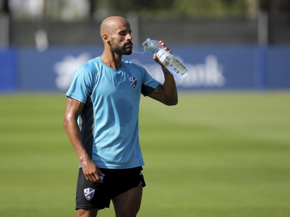Mikel Rico se hidrata durante un entrenamiento en el IES Pirámide.