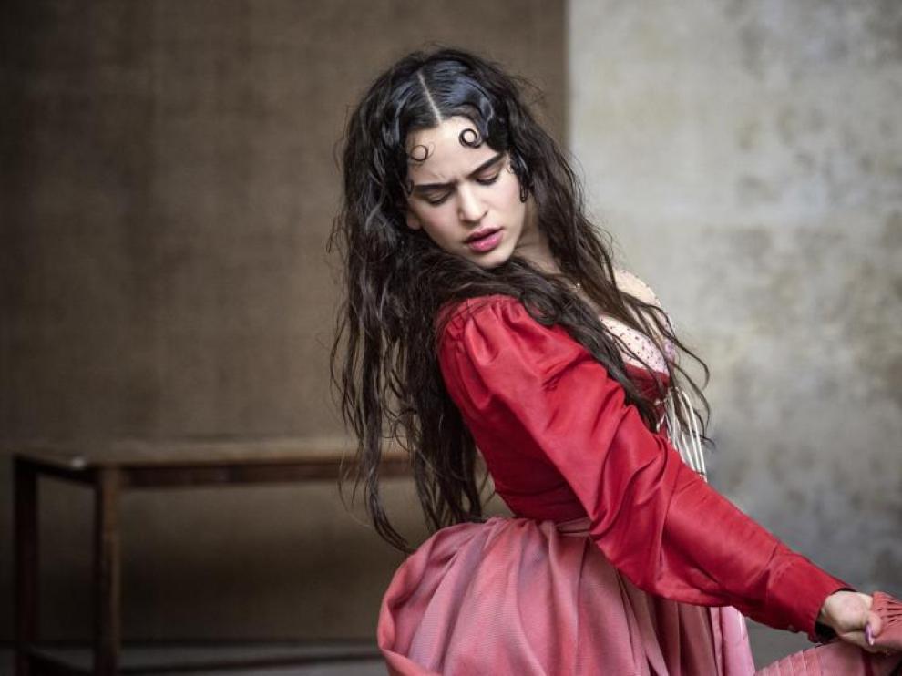 Rosalía se convierte en Julieta en el calendario Pirelli 2020.