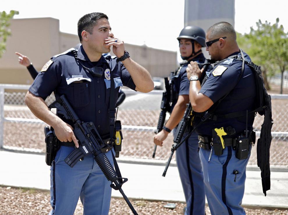 El Paso (United States), 03/08/2019.- Police stand at attention during an active shooting at a Walmart in El Paso, Texas, USA, 03 August 2019. According to reports, at least one person was killed and at least 18 people injured and transported to local hospitals. One suspect is in custody. (Estados Unidos) EFE/EPA/IVAN PIERRE AGUIRRE Shooting at Walmart in El Paso, Texas