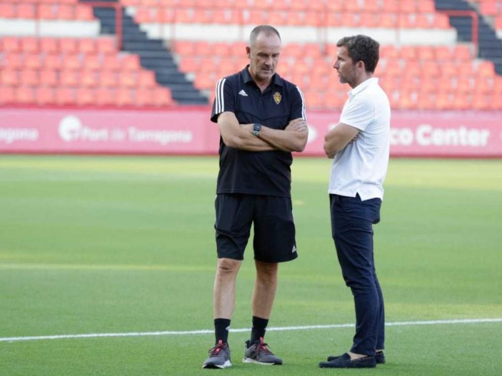 Víctor Fernández y Lalo Arantegui, a las 19.45 sobre la hierba del Nou Estadi de Tarragona, minutos antes del amistoso del Real Zaragoza de esta noche.