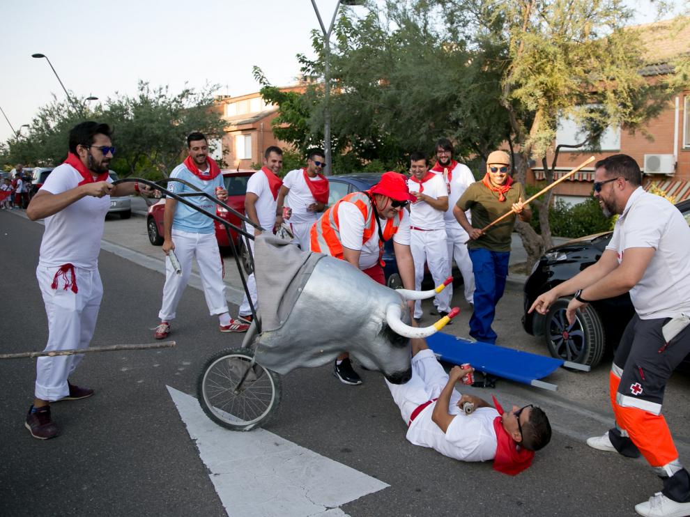 Un temible astado hiere a un corredor en un trasunto del encierro de San Fermín celebrado ayer en Villanueva.