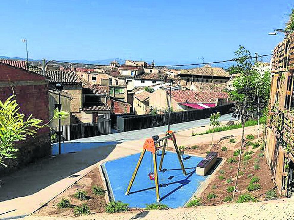 Una zona verde y un área infantil ocupan unos antiguos solares en la calle de Mateo Sánchez