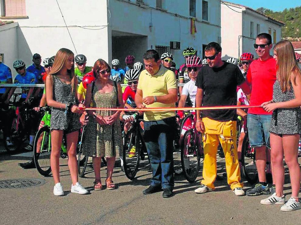 El alcalde de Fayón, Roberto Cabistany, da la salida a la tercera etapa de la Vuelta al Bajo Aragón.