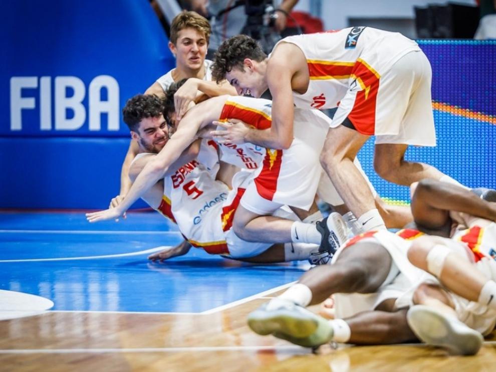 Los jugadores de la selección española celebran el título continental, este domingo en Volos (Grecia).