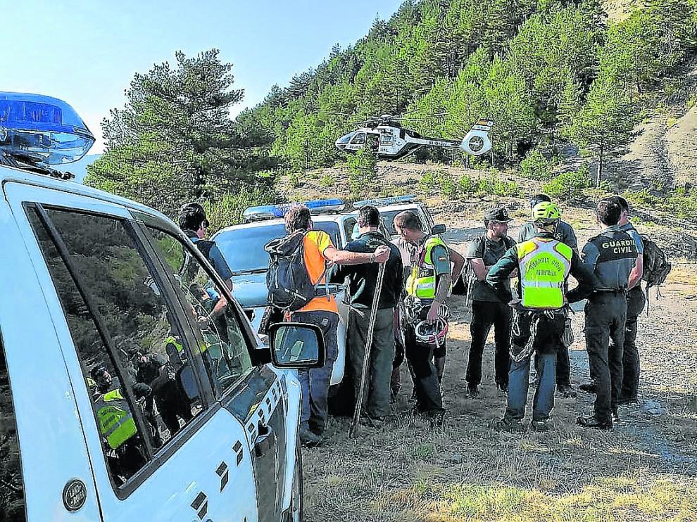 Especialistas y voluntarios en el centro de coordinación de búsqueda establecido este domingo.