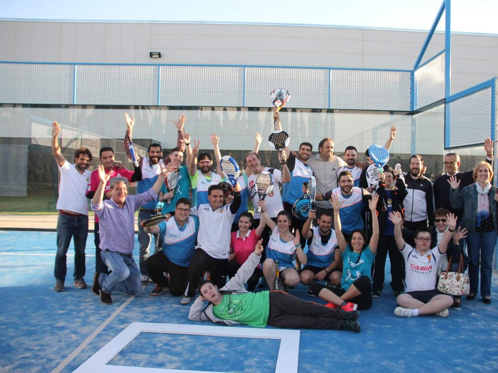 Participantes de la edición del año pasado del torneo de pádel de Atades.