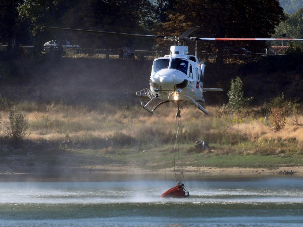 Cinco helicópteros y más de cien efectivos trabajan en el incendio en Segovia