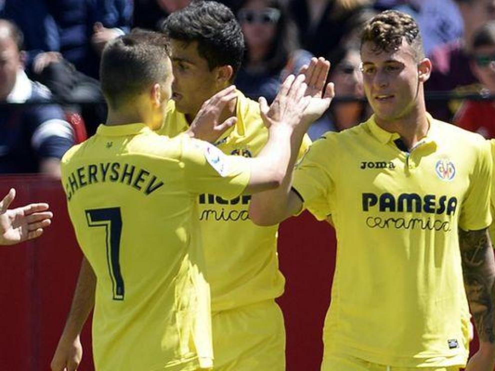 Dani Raba, en el centro, felicitado por compañeros del Villarreal.