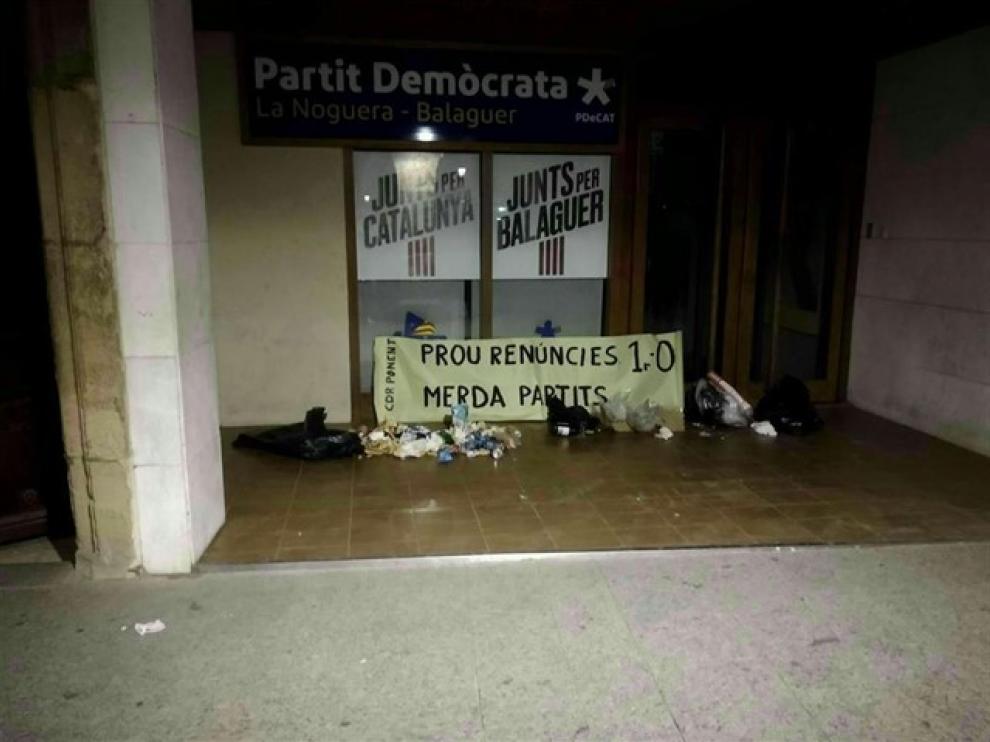 Los CDR dejan basura y excrementos frente a algunas sedes del PDeCAT y ERC