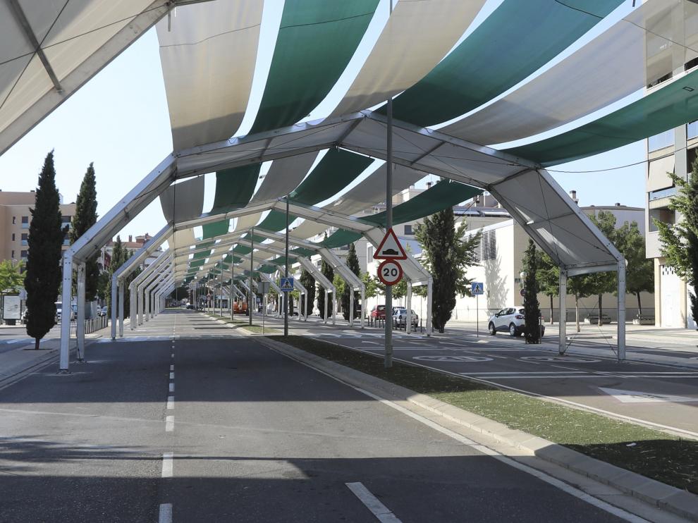 La carpa de los populares chiringuitos ya está lista para los 80 vendedores junto al recinto ferial.