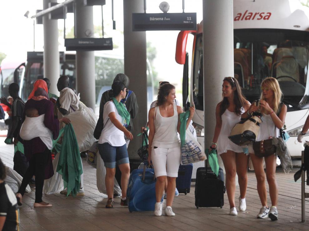 Imagen de archivo de viajeros llegando a la estación de autobuses de Huesca para disfrutar de las fiestas de San Lorenzo.