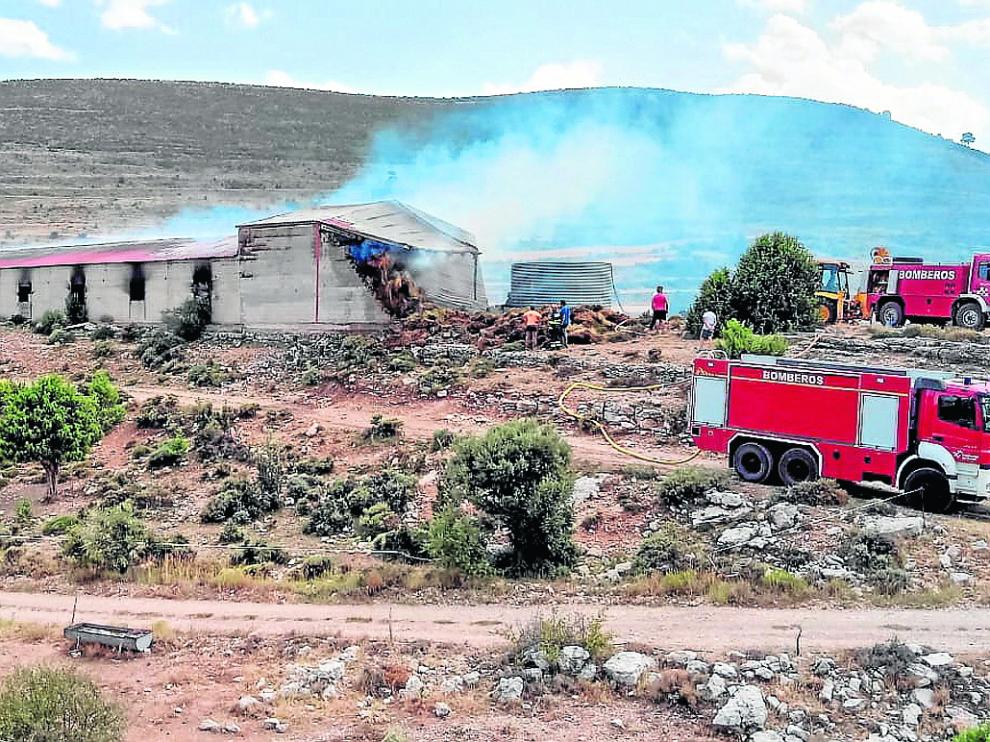 Labores de extinción del fuego desatado en una masía de Villarluengo.