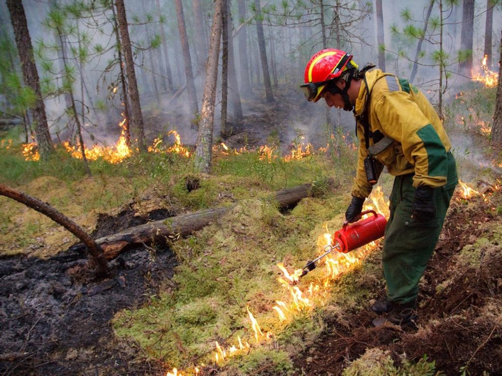 - (Russian Federation), 01/08/2019.- A handout picture made available by the press service of the Federation Service Aviation Forest Protection shows servicemen fighting wildfires in the taiga, or boreal forest, Krasnoyarsk region, Russia, 01 August 2019. According to the Aerial Forest Protection Service, as of 31 July, wildfires are blazing across nearly 2.8 million hectares (28,000 square kilometers). Russian president Vladimir Putin has reportedly ordered the military to join efforts to put out the various fires. (Incendio, Rusia) EFE/EPA/RUSSIAN FEDERATION SERVICE AVIATION FOREST PROTECTION / HANDOUT MANDATORY CREDIT BEST QUALITY AVAILABLE HANDOUT EDITORIAL USE ONLY/NO SALES Wildfires in Siberia