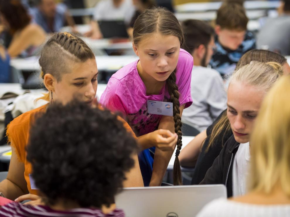 La joven activista sueca conversa con otros participantes en el encuentro del movimiento 'Fridays For Future' en Suiza.
