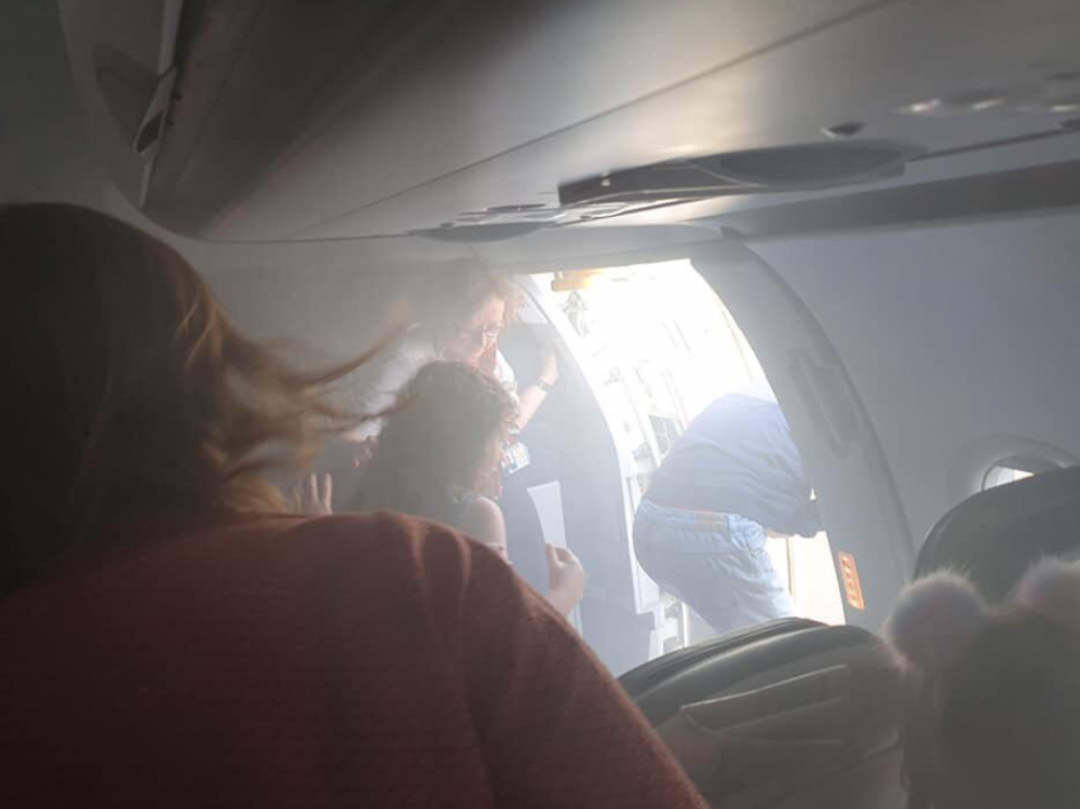 Los pasajeros saliendo por la puerta de emergencia.
