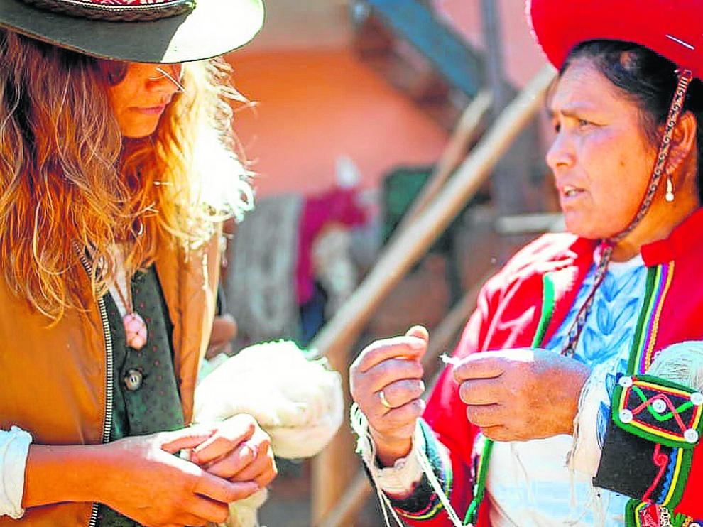 Cristina Huarte-a la izquierda-, en Perú, donde realiza una residencia artística en Cuzco.