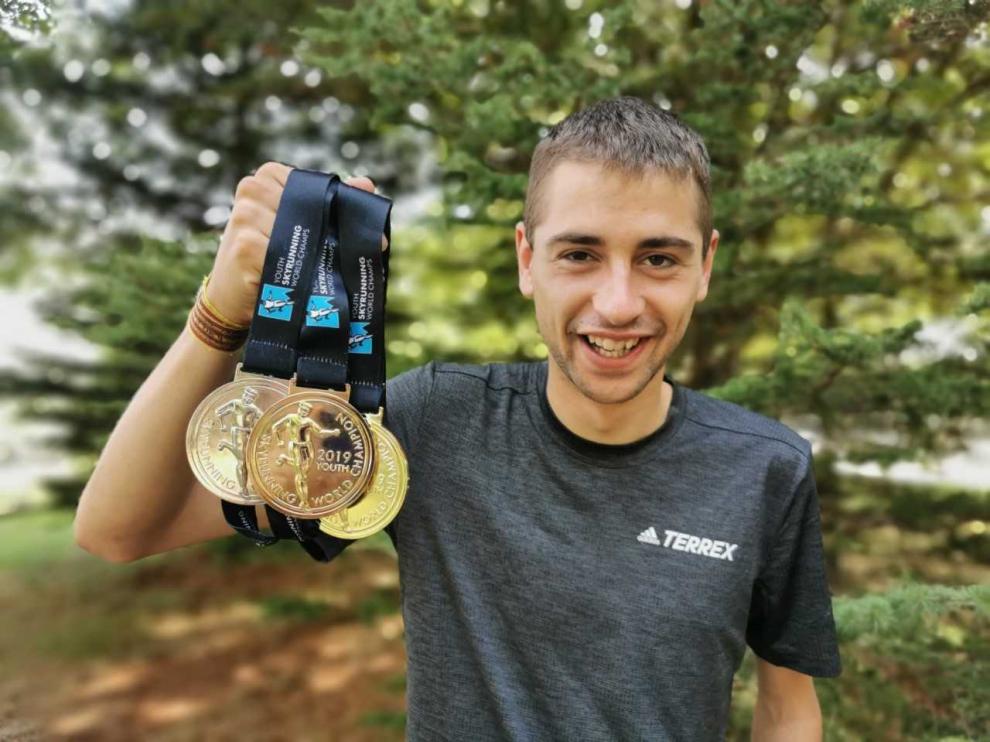Daniel Osanz, este martes en Jaca con las medallas conquistadas en Italia el pasado fin de semana