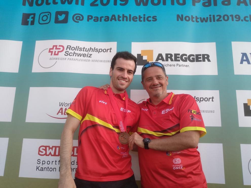 El medallista, Daniel Pemán, junto con Casimiro Martínez, seleccionador nacional.