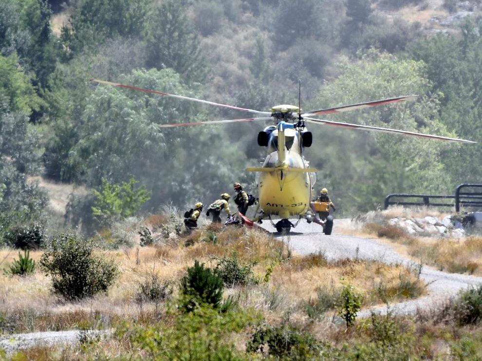 Los bomberos trabajan en el incendio en La Granja, Segovia.