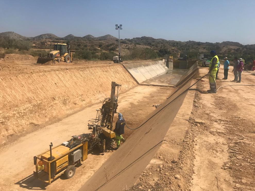 Las máquinas han avanzado mucho en la reparación después de más de una semana de intenso trabajo.