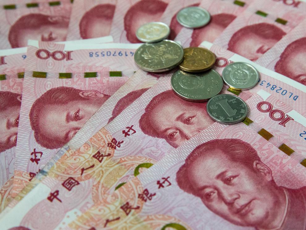 Beijing (China).- (FILE) - Chinese 100 yuan or renminbi (RMB) notes and coins in Beijing, China, 05 August 2019. According to reports on 05 August 2019, the US Treasury department formally label China as a currency manipulator. China's Yuan fell below the key level of seven to the US Dollar for the first time in eleven years, following the last week's US President Donald Trump's threat for more tariff on Chinese goods. (Estados Unidos) EFE/EPA/ROMAN PILIPEY *** Local Caption *** 55384986 US Treasury department formally label China as a currency manipulator
