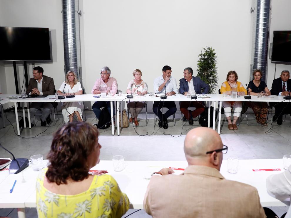 Pedro Sánchez se reúne con representantes de Teruel Existe y Soria Ya