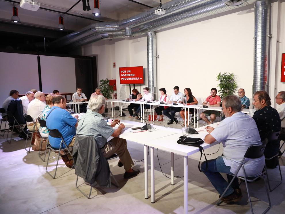 Pedro Sánchez reunido con los colectivos sociales.