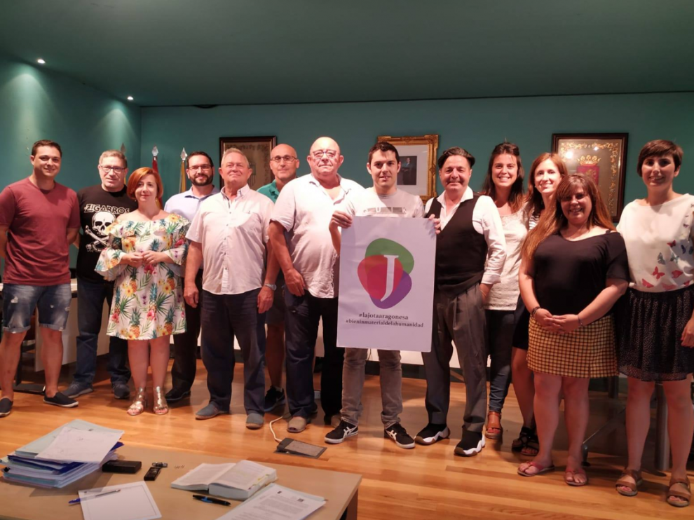 Foto de grupo en el Ayuntamiento de La Muela después de cantar una jota.
