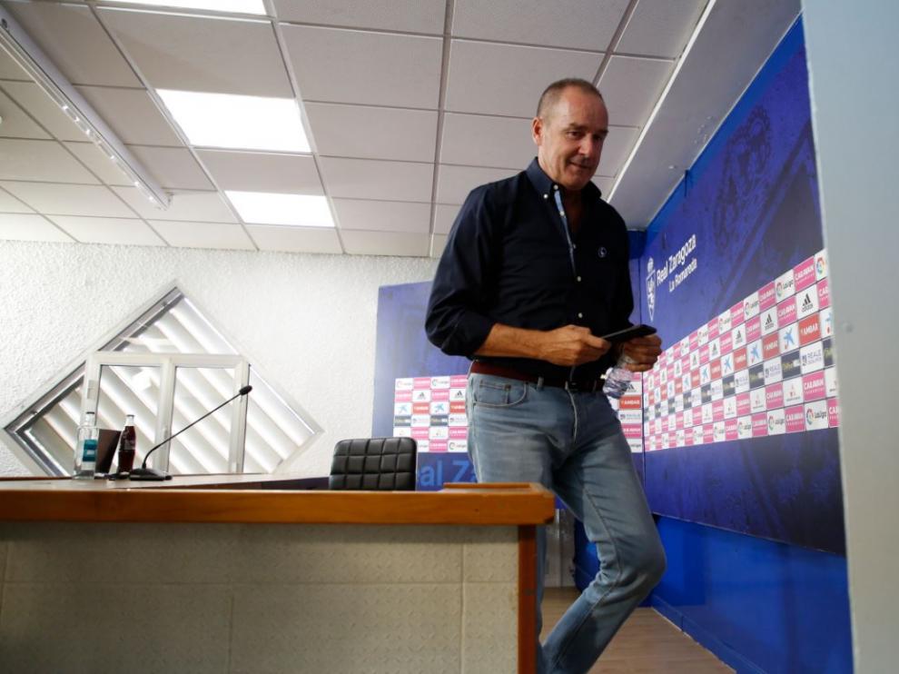 Víctor Fernández, con el rostro más relajado, a la conclusión de su media hora larga de comparecencia ante los medios de comunicación al mediodía de este martes.