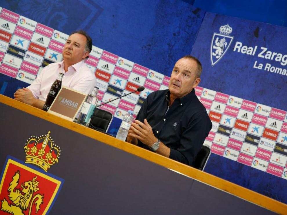 Víctor Fernández, junto al jefe de prensa del club, Miguel Gay, durante la larga rueda de prensa de este martes en el estadio.