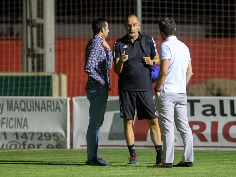 Víctor Fernández, junto a Lalo Arantegui (dcha.) y José Mari Barba (izda.), en la cumbre improvisada que mantuvieron cerca de la medianoche del pasado miércoles, 31 de julio, en el campo del Calahorra.